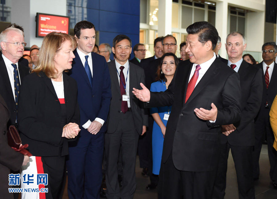 10月21日，國(guó)家主席習(xí)近平在倫敦參觀帝國(guó)理工學(xué)院。這是習(xí)近平同該校員工親切交談。 新華社記者 謝環(huán)馳 攝