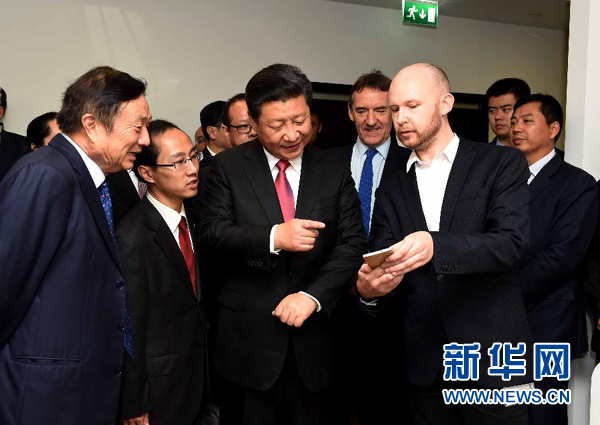 10月21日，國家主席習(xí)近平在倫敦參觀華為英國公司。 新華社記者 饒愛民 攝