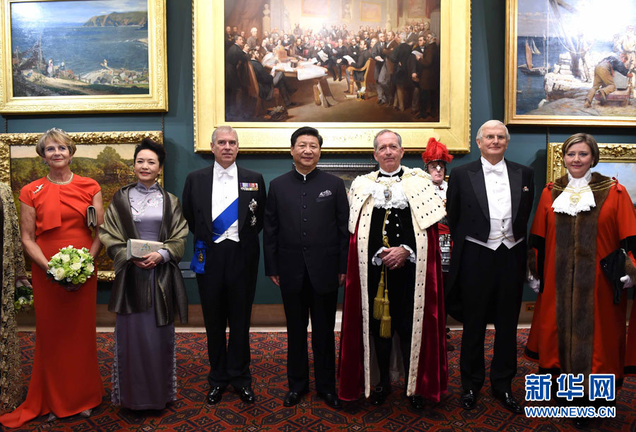 當(dāng)?shù)貢r間10月21日，國家主席習(xí)近平在倫敦金融城市政廳發(fā)表題為《共倡開放包容共促和平發(fā)展》的重要演講。這是習(xí)近平和夫人彭麗媛同嘉賓合影。 新華社記者 饒愛民 攝