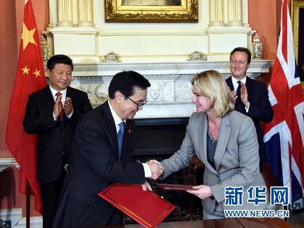 10月21日，國(guó)家主席習(xí)近平在倫敦唐寧街首相府同英國(guó)首相卡梅倫舉行會(huì)談。這是會(huì)談結(jié)束后，兩國(guó)領(lǐng)導(dǎo)人共同見(jiàn)證雙邊合作文件的簽署。新華社記者 饒愛(ài)民 攝 