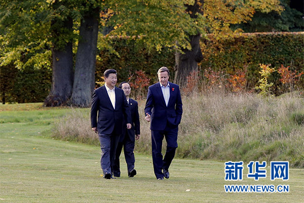 這是習近平與卡梅倫漫步草坪，邊走邊談。新華社記者 鞠鵬攝