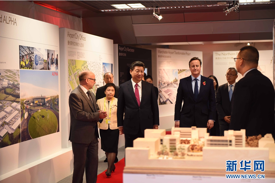 10月23日，國家主席習(xí)近平在英國首相卡梅倫陪同下，參觀曼徹斯特空港城項(xiàng)目。這是習(xí)近平和卡梅倫共同參觀曼徹斯特空港城發(fā)展規(guī)劃圖片展和空港城中國園模型。 新華社記者 張鐸 攝
