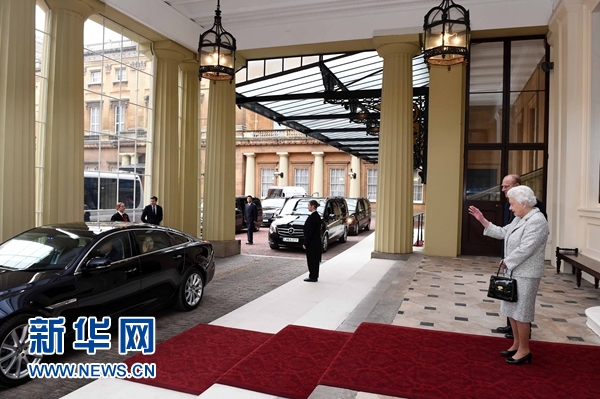 10月22日，國家主席習(xí)近平和夫人彭麗媛離開白金漢宮。離開前，英國女王伊麗莎白二世和丈夫菲利普親王專門前來同習(xí)近平夫婦親切話別。新華社記者 饒愛民 攝 