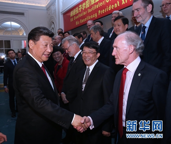 10月22日，國家主席習(xí)近平在倫敦出席全英孔子學(xué)院和孔子課堂年會(huì)開幕式。這是習(xí)近平同參加開幕式的嘉賓親切交談。 新華社記者 龐興雷 攝 