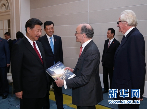 10月22日，國(guó)家主席習(xí)近平在倫敦集體會(huì)見(jiàn)英國(guó)前首相布朗等英國(guó)友人。新華社記者 龐興雷 攝 