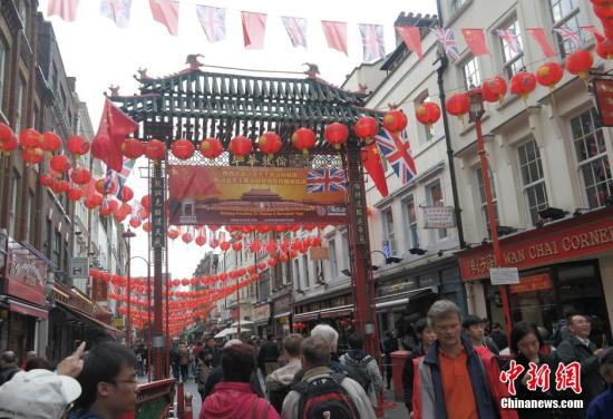 習(xí)近平主席訪問英國，倫敦唐人街掛出大紅燈籠和中英兩國國旗。 <a target='_blank' ><p  align=