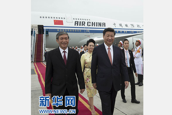 11月5日，中共中央總書(shū)記、國(guó)家主席習(xí)近平抵達(dá)越南首都河內(nèi)，開(kāi)始對(duì)越南進(jìn)行國(guó)事訪(fǎng)問(wèn)。這是越南高級(jí)官員到機(jī)場(chǎng)迎接習(xí)近平和夫人彭麗媛。新華社記者李學(xué)仁攝