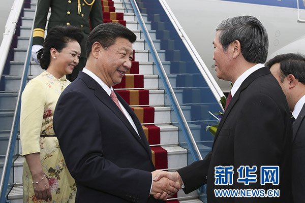 11月5日，中共中央總書(shū)記、國(guó)家主席習(xí)近平抵達(dá)越南首都河內(nèi)，開(kāi)始對(duì)越南進(jìn)行國(guó)事訪(fǎng)問(wèn)。這是越南高級(jí)官員到機(jī)場(chǎng)迎接習(xí)近平和夫人彭麗媛。新華社記者蘭紅光攝 