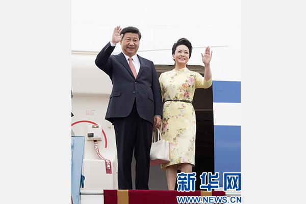 11月5日，中共中央總書(shū)記、國(guó)家主席習(xí)近平抵達(dá)越南首都河內(nèi)，開(kāi)始對(duì)越南進(jìn)行國(guó)事訪(fǎng)問(wèn)。這是習(xí)近平和夫人彭麗媛步出艙門(mén)向歡迎人群揮手致意。新華社記者 李學(xué)仁 攝