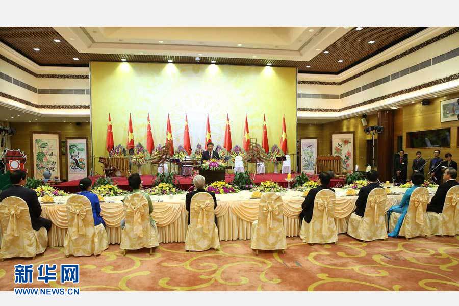 11月5日，中共中央總書記、國(guó)家主席習(xí)近平和夫人彭麗媛出席越共中央總書記阮富仲和越南國(guó)家主席張晉創(chuàng)在河內(nèi)國(guó)際會(huì)議中心舉行的盛大歡迎晚宴。新華社記者 龐興雷 攝 