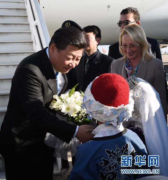 11月14日，國家主席習(xí)近平抵達(dá)土耳其安塔利亞，應(yīng)土耳其共和國總統(tǒng)埃爾多安邀請(qǐng)，出席二十國集團(tuán)領(lǐng)導(dǎo)人第十次峰會(huì)。這是土耳其兒童向習(xí)近平主席獻(xiàn)花。新華社記者 饒愛民 攝 