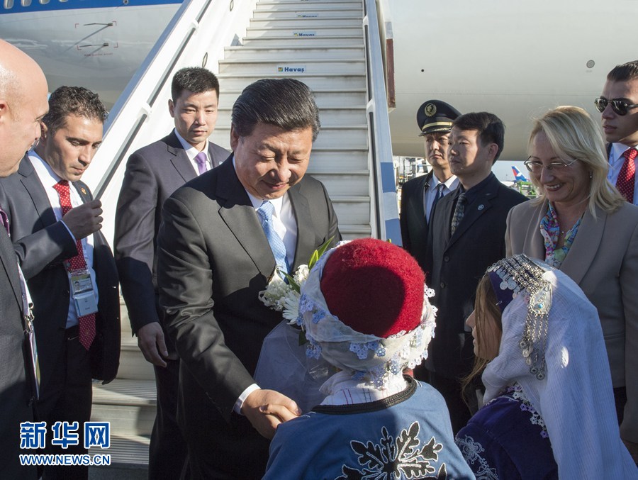 11月14日，國家主席習(xí)近平抵達(dá)土耳其安塔利亞，應(yīng)土耳其共和國總統(tǒng)埃爾多安邀請(qǐng)，出席二十國集團(tuán)領(lǐng)導(dǎo)人第十次峰會(huì)。這是土耳其兒童向習(xí)近平主席獻(xiàn)花。新華社記者 李學(xué)仁 攝 