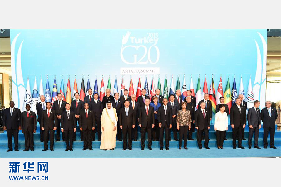 11月15日，中國國家主席習(xí)近平出席在土耳其安塔利亞舉行的二十國集團(tuán)領(lǐng)導(dǎo)人第十次峰會。這是習(xí)近平主席同與會領(lǐng)導(dǎo)人合影。 新華社記者李學(xué)仁 攝 