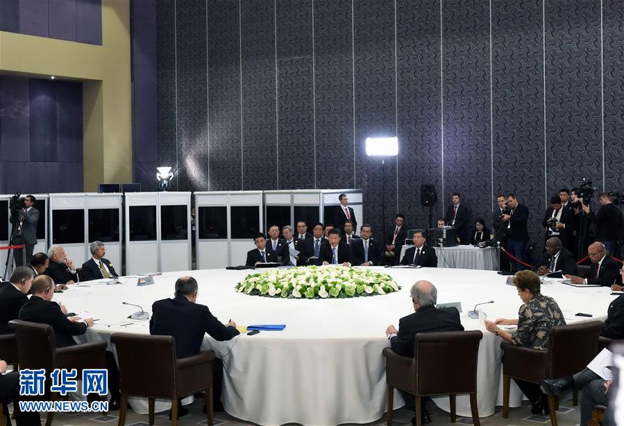  11月15日，金磚國家領(lǐng)導(dǎo)人非正式會晤在土耳其安塔利亞舉行，中國國家主席習(xí)近平、俄羅斯總統(tǒng)普京、印度總理莫迪、南非總統(tǒng)祖馬、巴西總統(tǒng)羅塞夫出席。習(xí)近平在會上發(fā)表題為《開拓機(jī)遇應(yīng)對挑戰(zhàn)》的重要講話。 新華社記者 饒愛民 攝 