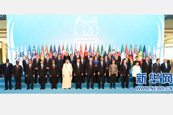 11月15日，二十國集團(tuán)領(lǐng)導(dǎo)人第十次峰會在土耳其安塔利亞舉行。國家主席習(xí)近平出席并發(fā)表題為《創(chuàng)新增長路徑共享發(fā)展成果》的重要講話。這是習(xí)近平主席同與會領(lǐng)導(dǎo)人合影。 新華社記者 李學(xué)仁 攝