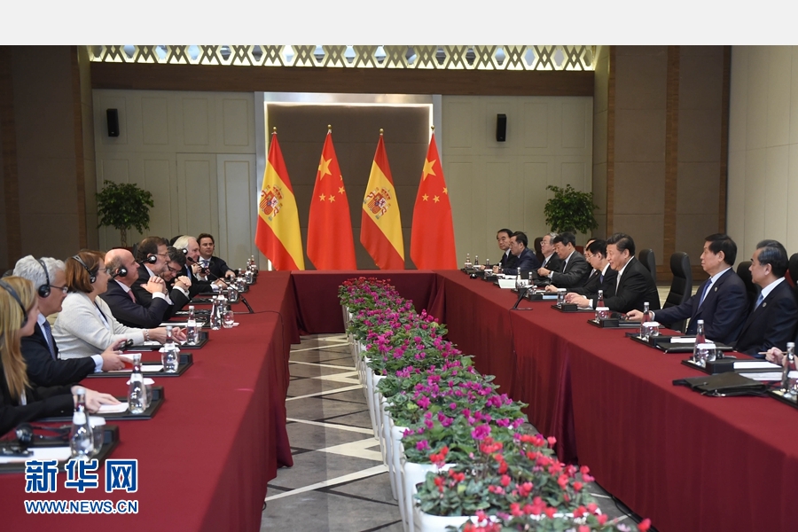 11月16日，國(guó)家主席習(xí)近平在土耳其安塔利亞會(huì)見(jiàn)西班牙首相拉霍伊。 新華社記者 張鐸 攝