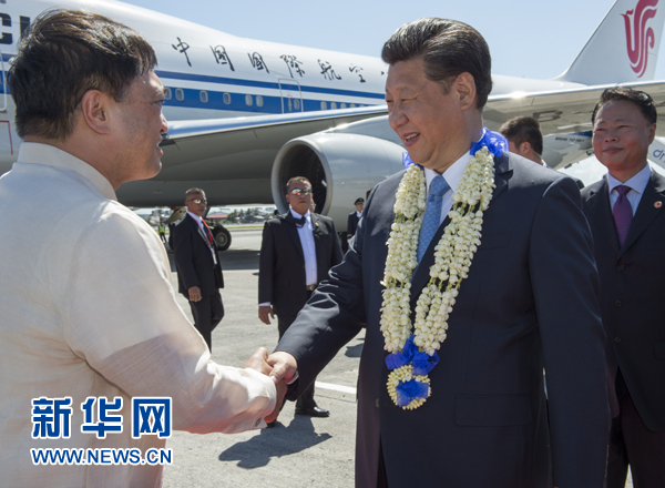 11月17日，國(guó)家主席習(xí)近平抵達(dá)菲律賓首都馬尼拉尼諾&middot;阿基諾國(guó)際機(jī)場(chǎng)，出席即將舉行的亞太經(jīng)合組織第二十三次領(lǐng)導(dǎo)人非正式會(huì)議。菲律賓高級(jí)官員到機(jī)場(chǎng)迎接習(xí)近平主席。新華社記者李學(xué)仁攝
