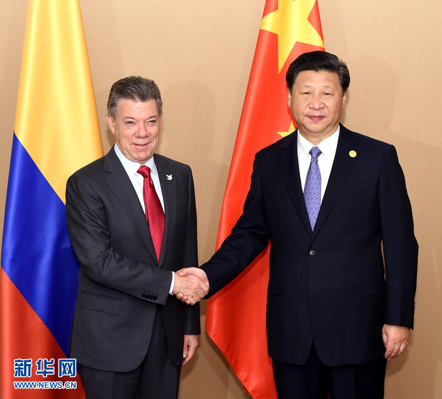 11月18日，國(guó)家主席習(xí)近平在菲律賓馬尼拉會(huì)見(jiàn)哥倫比亞總統(tǒng)桑托斯。 新華社記者 饒愛(ài)民 攝