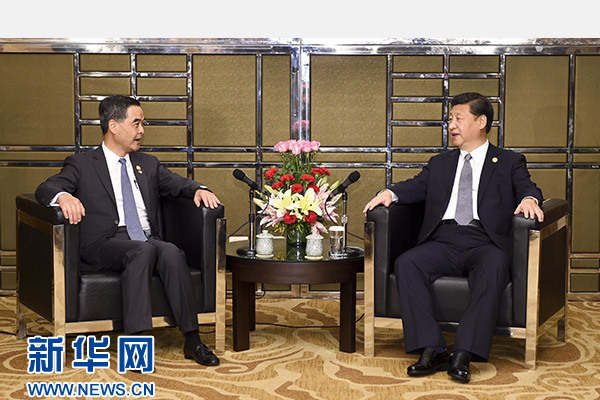 11月18日，國家主席習(xí)近平在菲律賓馬尼拉會(huì)見前來出席亞太經(jīng)合組織第二十三次領(lǐng)導(dǎo)人非正式會(huì)議的香港特別行政區(qū)行政長官梁振英。新華社記者謝環(huán)馳攝