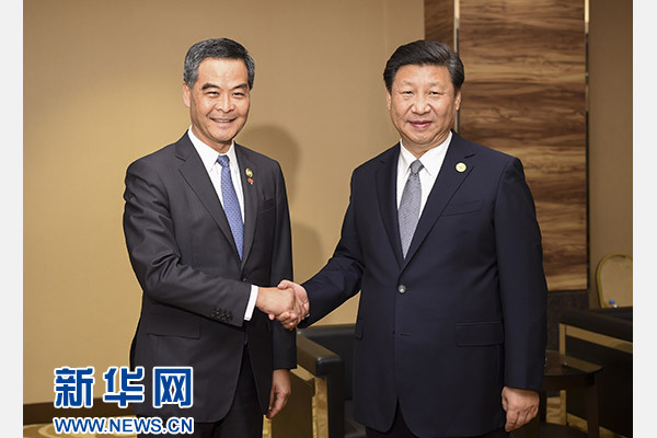 11月18日，國家主席習(xí)近平在菲律賓馬尼拉會(huì)見前來出席亞太經(jīng)合組織第二十三次領(lǐng)導(dǎo)人非正式會(huì)議的香港特別行政區(qū)行政長官梁振英。新華社記者謝環(huán)馳攝