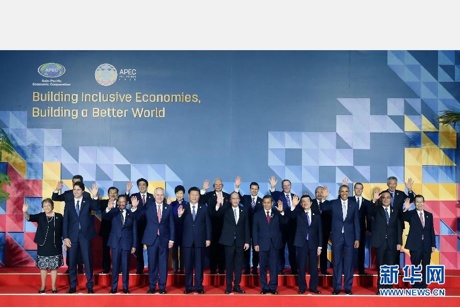 這是會(huì)議開始前，國(guó)家主席習(xí)近平同其他亞太經(jīng)合組織成員經(jīng)濟(jì)體領(lǐng)導(dǎo)人、代表合影。 新華社記者 姚大偉 攝