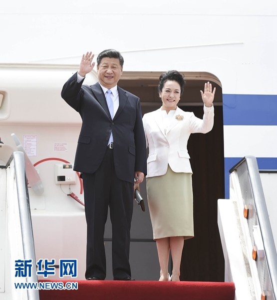 12月1日，中國國家主席習(xí)近平乘專機(jī)抵達(dá)津巴布韋首都哈拉雷，開始對津巴布韋進(jìn)行國事訪問。津巴布韋總統(tǒng)穆加貝在機(jī)場舉行隆重歡迎儀式。這是習(xí)近平和夫人彭麗媛向歡迎人群揮手致意。新華社記者 謝環(huán)馳 攝 