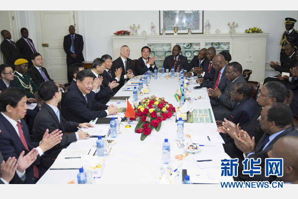 12月1日，國家主席習(xí)近平在哈拉雷同津巴布韋總統(tǒng)穆加貝舉行會談。 新華社記者 黃敬文 攝 