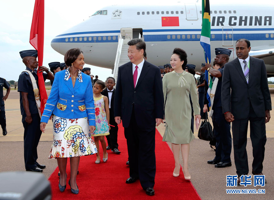 12月2日，國(guó)家主席習(xí)近平抵達(dá)南非首都比勒陀利亞，開始對(duì)南非進(jìn)行國(guó)事訪問。南非外長(zhǎng)馬沙巴內(nèi)等政府高級(jí)官員到機(jī)場(chǎng)迎接習(xí)近平和夫人彭麗媛。新華社記者蘭紅光攝