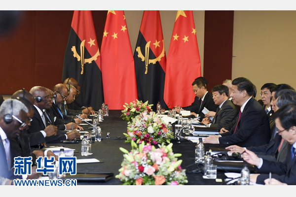 12月3日，國家主席習(xí)近平在約翰內(nèi)斯堡會見安哥拉總統(tǒng)多斯桑托斯。 新華社記者 謝環(huán)馳 攝