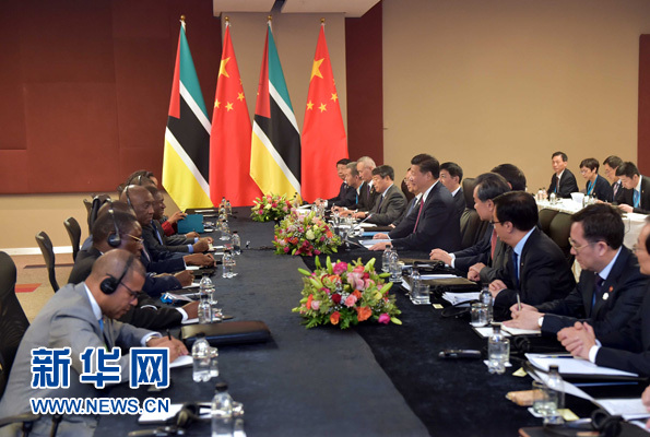 12月3日，國家主席習(xí)近平在約翰內(nèi)斯堡會見莫桑比克總統(tǒng)紐西。新華社記者 李濤 攝 