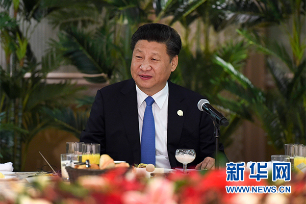 12月4日，國(guó)家主席習(xí)近平在約翰內(nèi)斯堡集體會(huì)見(jiàn)13位非洲國(guó)家領(lǐng)導(dǎo)人。 新華社記者 謝環(huán)馳 攝