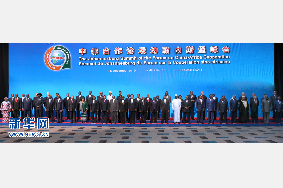 12月4日，國(guó)家主席習(xí)近平出席中非合作論壇約翰內(nèi)斯堡峰會(huì)開幕式并發(fā)表致辭。這是開幕式后，習(xí)近平同與會(huì)國(guó)家和地區(qū)組織領(lǐng)導(dǎo)人或代表集體合影。新華社記者龐興雷攝 