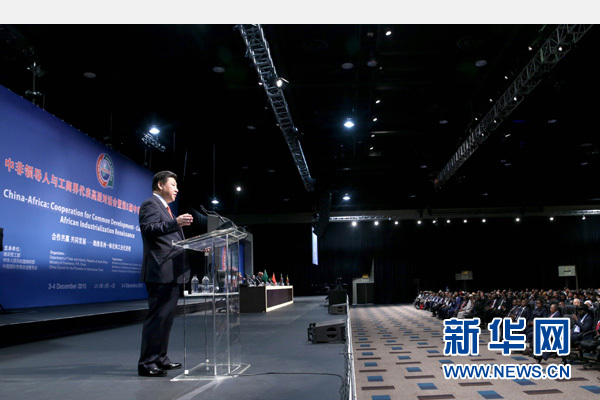 12月4日，國家主席習(xí)近平在約翰內(nèi)斯堡出席中非領(lǐng)導(dǎo)人與工商界代表高層對話會暨第五屆中非企業(yè)家大會閉幕式并發(fā)表題為《攜手共進(jìn)，譜寫中非合作新篇章》的重要講話。新華社記者 姚大偉 攝