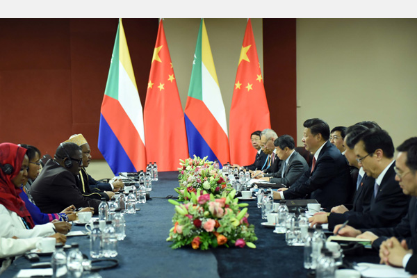 12月4日，國家主席習(xí)近平在約翰內(nèi)斯堡會見科摩羅總統(tǒng)伊基利盧。 新華社記者 張鐸 攝 

