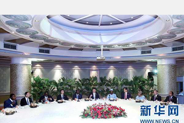 12月5日，國(guó)家主席習(xí)近平在約翰內(nèi)斯堡再次集體會(huì)見(jiàn)17位非洲國(guó)家領(lǐng)導(dǎo)人。 新華社記者 姚大偉 攝