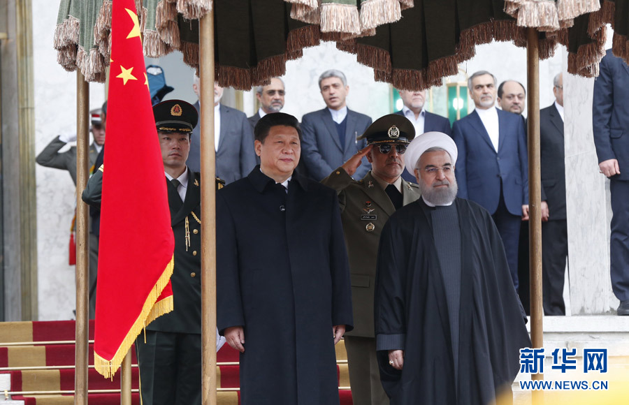 1月23日，國(guó)家主席習(xí)近平同伊朗總統(tǒng)魯哈尼在德黑蘭薩德阿巴德王宮舉行會(huì)談。這是會(huì)談前，習(xí)近平主席出席魯哈尼總統(tǒng)舉行的隆重歡迎儀式。新華社記者 鞠鵬 攝