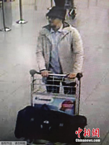 比利時聯(lián)邦警察公布一張機場監(jiān)控拍攝下的三名機場恐襲嫌疑犯的視頻截圖。