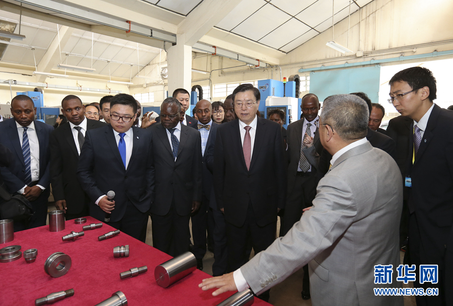 這是3月25日，張德江在肯尼亞首都內(nèi)羅畢考察中肯職業(yè)教育合作示范中心。 新華社記者丁林?jǐn)z