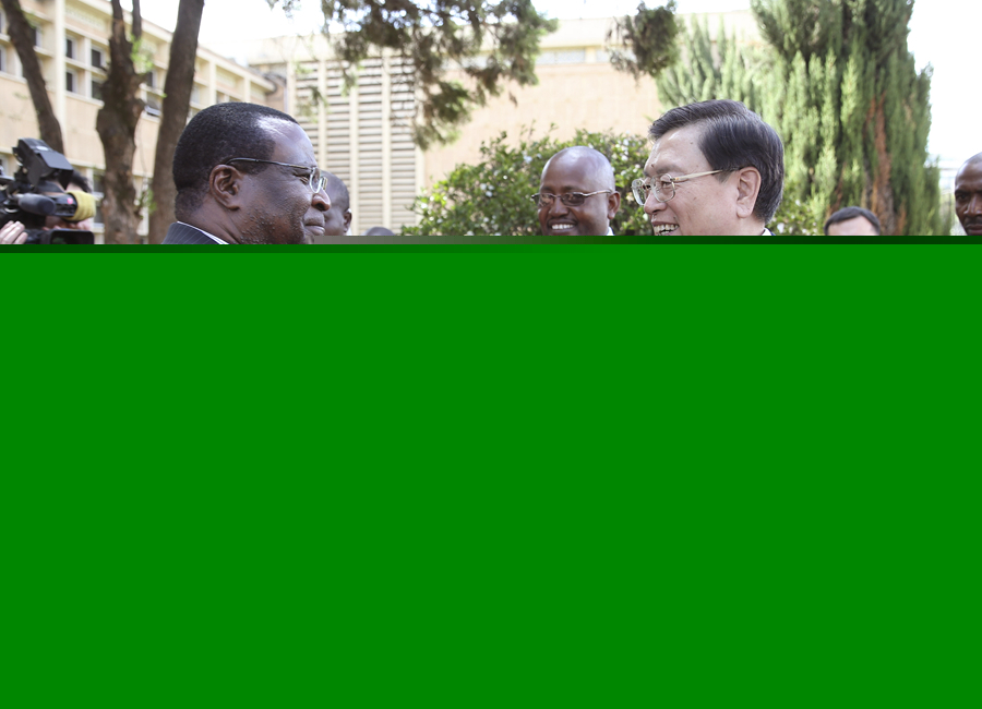 這是3月24日，張德江在肯尼亞首都內(nèi)羅畢與肯尼亞參議長(zhǎng)埃蘇羅舉行會(huì)談。 新華社記者馬占成攝