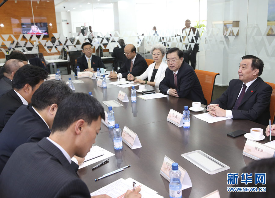 這是3月25日，張德江在肯尼亞首都內(nèi)羅畢考察中央電視臺(tái)非洲分臺(tái)并接見中央媒體駐非洲機(jī)構(gòu)負(fù)責(zé)人。 新華社記者馬占成攝