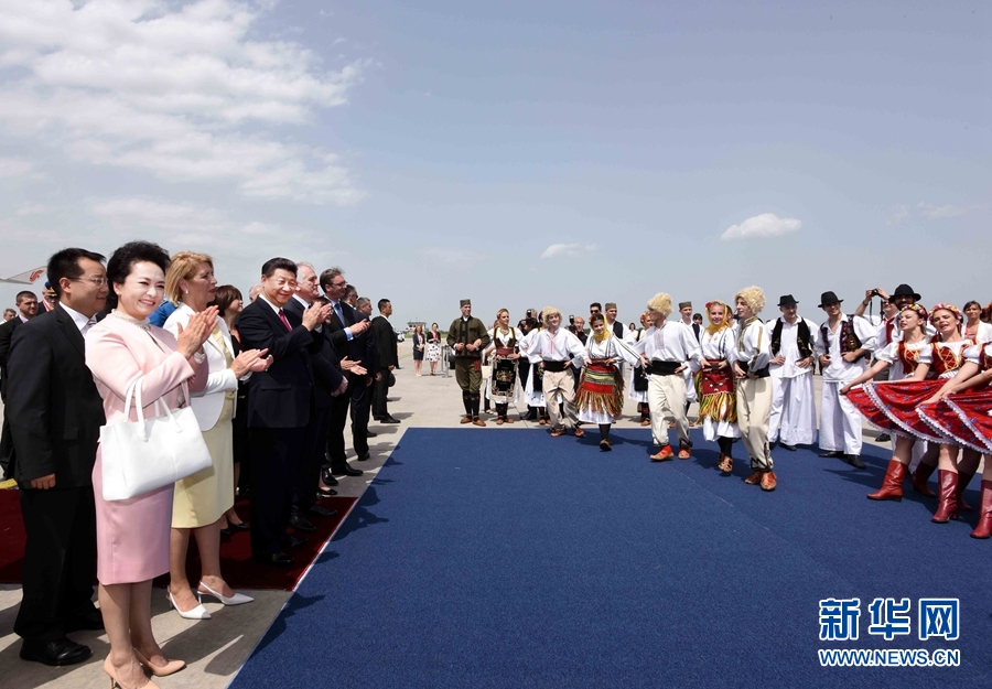 6月17日，國家主席習近平乘專機抵達貝爾格萊德，開始對塞爾維亞共和國進行國事訪問。塞爾維亞民眾跳起歡快熱情的傳統(tǒng)舞蹈科羅舞熱烈歡迎習近平和夫人彭麗媛到訪。新華社記者 饒愛民 攝 