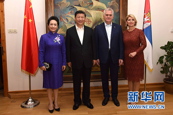 當(dāng)?shù)貢r(shí)間6月17日，國(guó)家主席習(xí)近平同塞爾維亞總統(tǒng)尼科利奇在貝爾格萊德舉行會(huì)晤。這是習(xí)近平和夫人彭麗媛同尼科利奇夫婦在和平別墅合影。新華社記者饒愛(ài)民攝