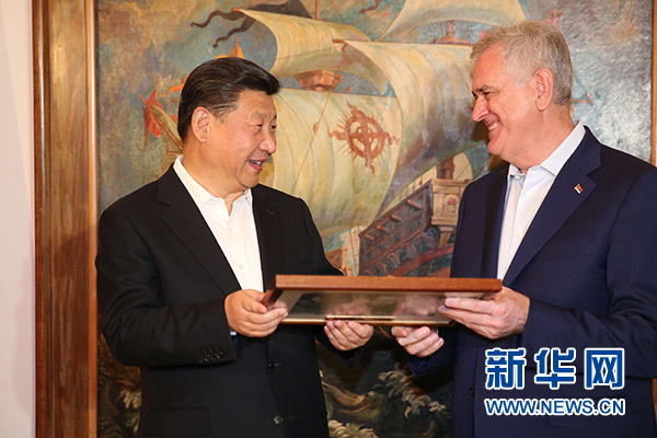 當(dāng)?shù)貢r(shí)間6月17日，國(guó)家主席習(xí)近平同塞爾維亞總統(tǒng)尼科利奇在貝爾格萊德舉行會(huì)晤。這是尼科利奇向習(xí)近平贈(zèng)送紀(jì)念品。新華社記者饒愛(ài)民攝