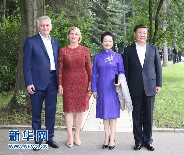 當(dāng)?shù)貢r(shí)間6月17日，國(guó)家主席習(xí)近平同塞爾維亞總統(tǒng)尼科利奇在貝爾格萊德舉行會(huì)晤。這是習(xí)近平和夫人彭麗媛同尼科利奇夫婦在和平別墅合影。新華社記者 丁林 攝