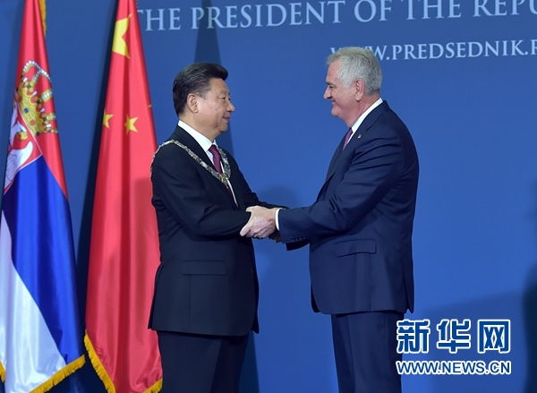 6月18日，國(guó)家主席習(xí)近平在貝爾格萊德同塞爾維亞總統(tǒng)尼科利奇舉行會(huì)談。會(huì)談后，尼科利奇向習(xí)近平授予塞爾維亞最高級(jí)別勛章&ldquo;共和國(guó)一級(jí)榮譽(yù)勛章&rdquo;，感謝習(xí)近平為中塞關(guān)系發(fā)展作出的杰出貢獻(xiàn)。新華社記者 李濤 攝 