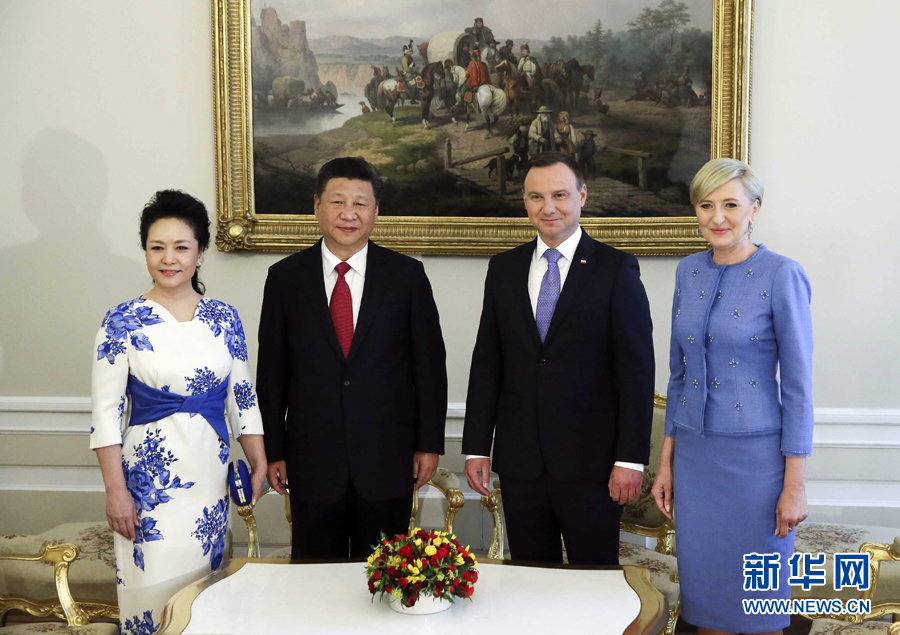 6月20日，國(guó)家主席習(xí)近平出席波蘭總統(tǒng)杜達(dá)在華沙總統(tǒng)府舉行的隆重歡迎儀式。歡迎儀式后，習(xí)近平和夫人彭麗媛同杜達(dá)和夫人阿加塔簡(jiǎn)短寒暄。新華社記者 蘭紅光 攝