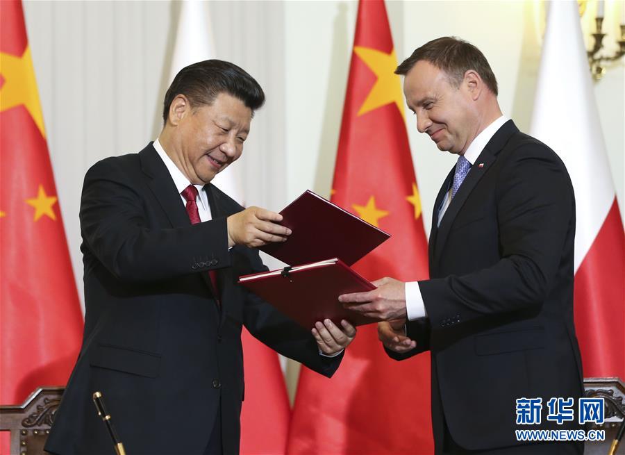6月20日，國(guó)家主席習(xí)近平在華沙同波蘭總統(tǒng)杜達(dá)舉行會(huì)談。這是會(huì)談后，兩國(guó)元首共同簽署《中華人民共和國(guó)和波蘭共和國(guó)關(guān)于建立全面戰(zhàn)略伙伴關(guān)系的聯(lián)合聲明》。新華社記者蘭紅光攝