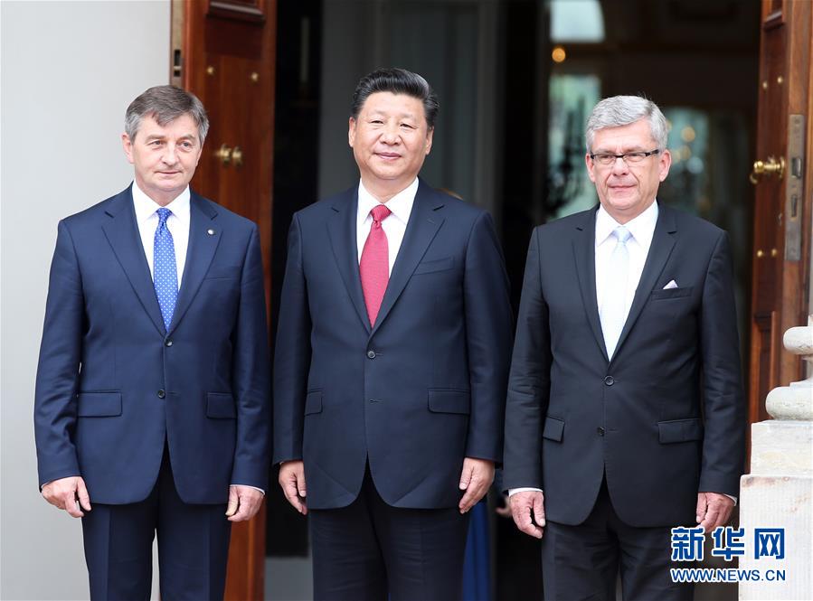 6月20日，國(guó)家主席習(xí)近平在華沙瓦津基公園水上宮殿會(huì)見(jiàn)波蘭參議長(zhǎng)卡切夫斯基（右）和眾議長(zhǎng)庫(kù)赫欽斯基。 新華社記者 姚大偉 攝  