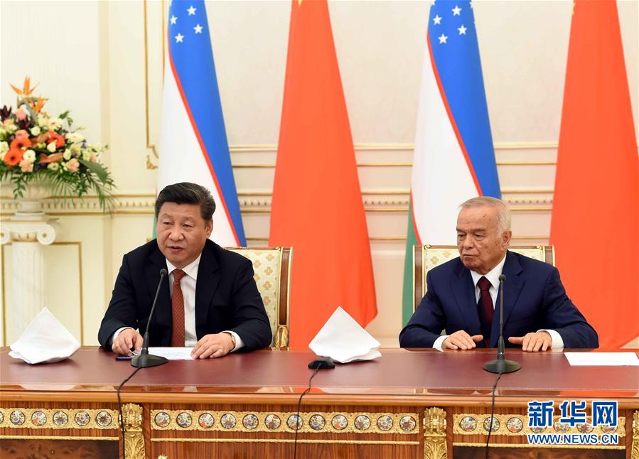 6月22日，國家主席習近平在塔什干庫克薩萊國賓館同烏茲別克斯坦總統(tǒng)卡里莫夫舉行會談。會談后，兩國元首共同會見記者。 新華社記者饒愛民攝