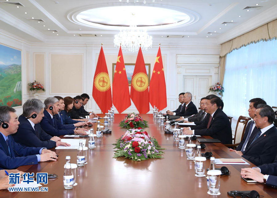 6月24日，國家主席習(xí)近平在烏茲別克斯坦塔什干會見吉爾吉斯斯坦總統(tǒng)阿坦巴耶夫。 新華社記者 馬占成 攝